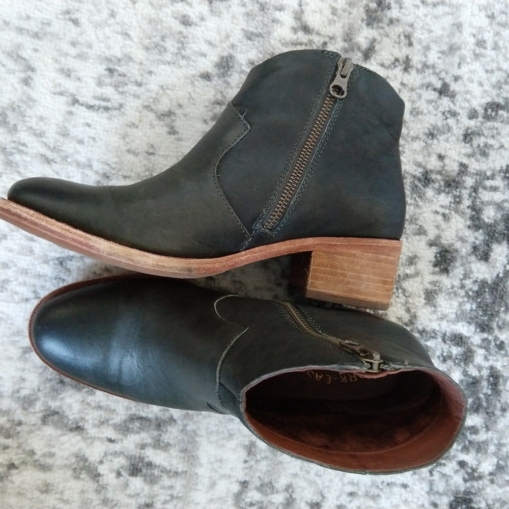 Kork-ease casper ankle boots in forest. Like new!